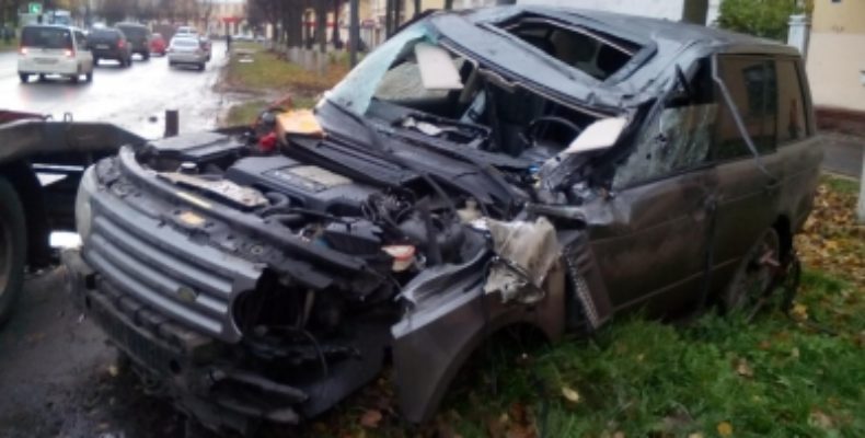В Йошкар-Оле пьяный водитель на Range Rover врезался в столб и перевернулся