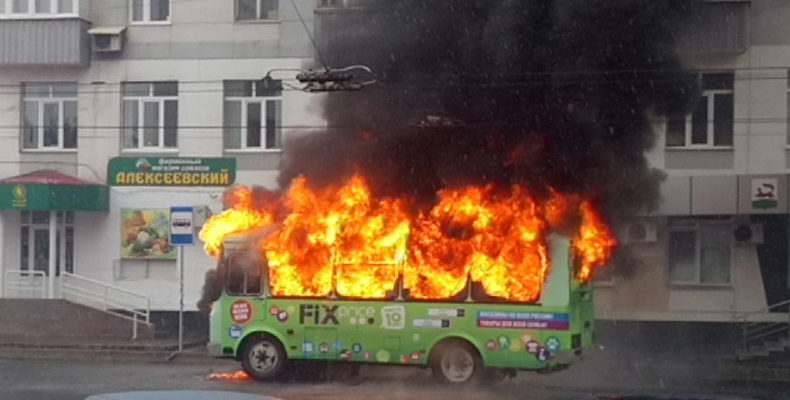 В Уфе на остановке сгорел пассажирский ПАЗ (Фото)