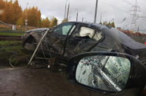 Соцсети: В Казани водитель «БМВ» на большой скорости врезался в забор