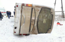 В Красноярском крае автобус опрокинулся в кювет, пострадали 10 человек