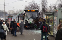 В Москве на улице Сходненская автобус врезался в остановку