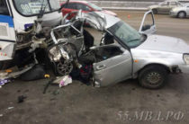 В Омске при столкновении «Приоры» с автобусом погибли три человека и трое пострадали