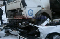 В Башкортостане грузовой автомобиль раздавил легковушку, водитель погиб