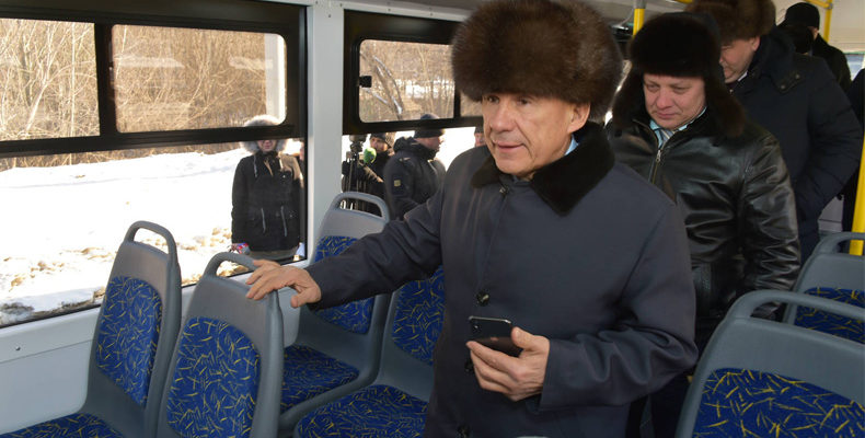 Минниханов проехался на новом троллейбусе и оценил работу общественного транспорта