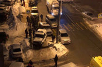 В одном из домов Казани мужчина открыл стрельбу по людям, убив полицейского