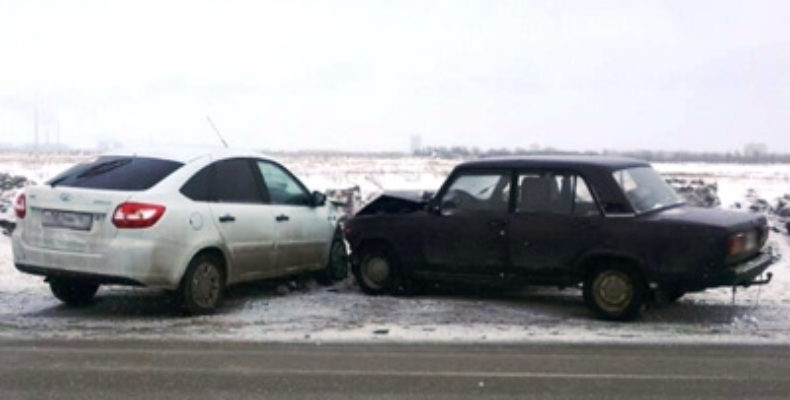 В Тольятти автоледи на «Гранте», выехав на «встречку» врезалась в ВАЗ-2107