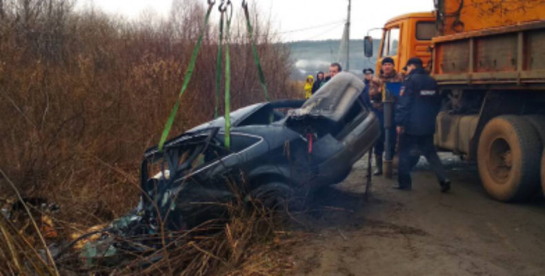 В Удмуртии водитель на Audi опрокинулся в кювет, погибли четыре человека