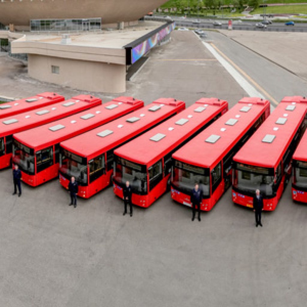 Новые красные автобусы