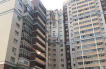 Падение башенного крана на жилой дом в Казани попало на видео