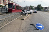 В Казани водитель на «Акуре» снес металлического ограждение и вылетел на трамвайные пути