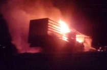 В Татарстане после столкновения загорелись две фуры, погиб один из водителей