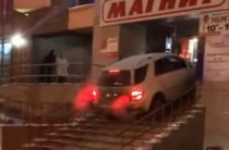 В Челябинске неадекватный водитель прямо на «Мерседесе» пытался заехать в бар