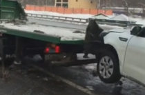 В Москве водитель съехал с эвакуатора, разбил автомобиль и скрылся