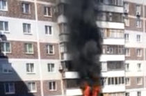 В Казани в многоэтажном доме горела квартира, пожарные не могли проехать из припаркованных машин