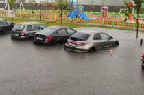 В «Царево Village» затопило припаркованные автомобили