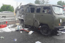 В Башкирии водитель автоцистерны врезался в микроавтобус дорожных рабочих, четверо погибли
