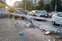 В Казани грузовик протаранил людей на тротуаре у рынка