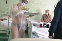 В Туле медсестра пришла к пациентам в прозрачном защитном костюме поверх купальника (Фото)