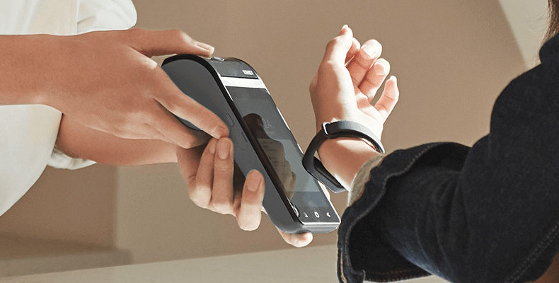 Xiaomi представила в России фитнес-браслет с NFC