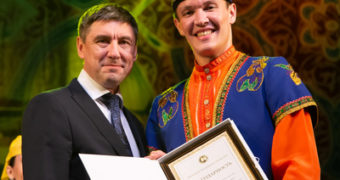 Президента Татарстана наградил артистов Госансамбля песни и танца