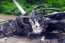 В Липецкой области водитель на «Тойота Камри» врезался в столб, погибли женщина и двое детей